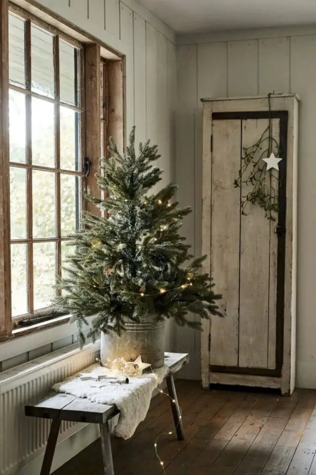 petit sapin de noël exemple décoration esprit rustique banc en bois pot en métal vintage 