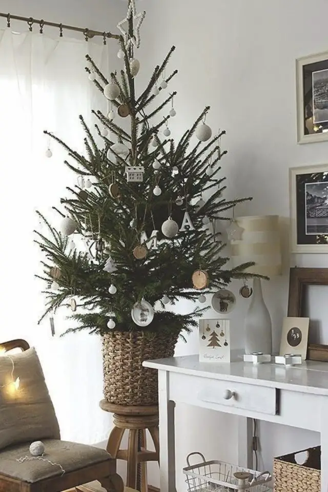 petit sapin de noël exemple décoration angle d'un salon appartement posé sur un tabouret en bois déco scandi