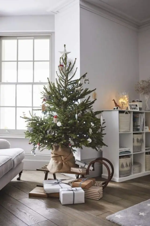 petit sapin de noël exemple décoration appartement salon séjour blanc et bois traineau cadeaux 