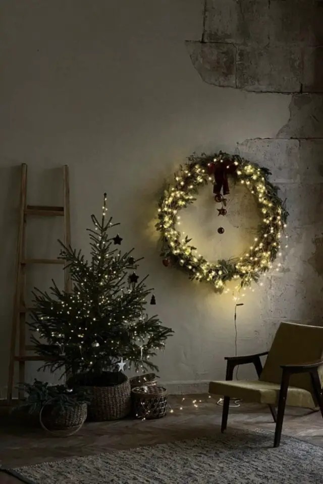 petit sapin de noël exemple décoration guirlande lumineuse couronne accrochée au mur ambiance lumière salon 