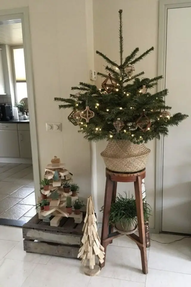 petit sapin de noël exemple décoration posé sur un tabouret en bois panier boule moderne appartement 