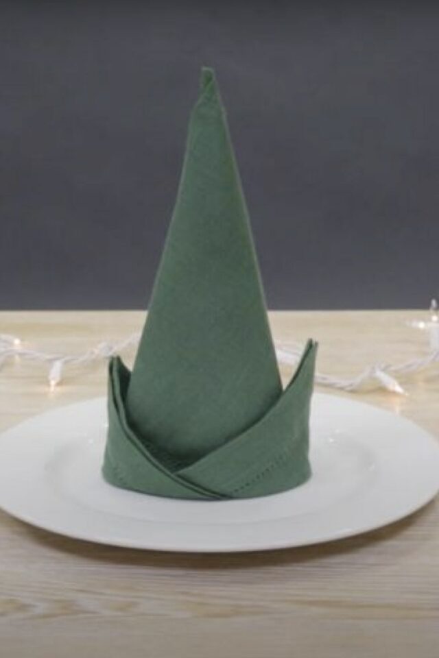 pliage serviette noël chapeau de lutin idée originale déco de table réveillon 25 décembre 