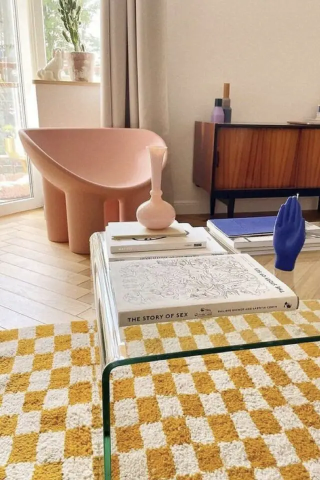 tendances déco salon 2025 couleurs jaune vif tapis damier table basse en verre fauteuil design rose 