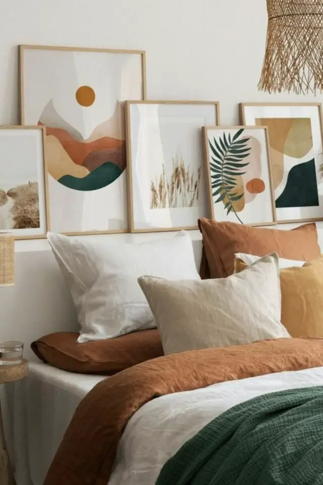 tendances déco chambre 2025 blanche couleur terreuse naturelle ocre vert kaki parure de lit affiches posées tête de lit 