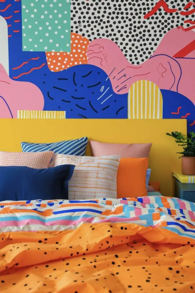 tendances déco chambre 2025 audacieuse funky multicolore color blog tête de lit jaune mur papier peint linge de lit motif et uni dépareillé 