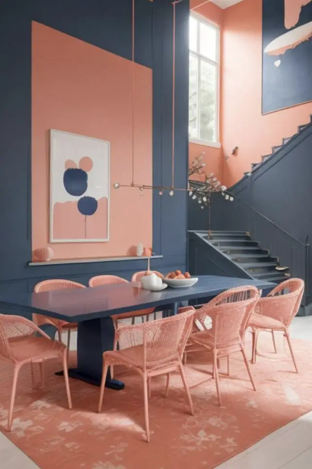 association couleurs déco bleu et corail inspirations salle à manger élégante colorée tapis chaise peinture murale escaliers ouverts