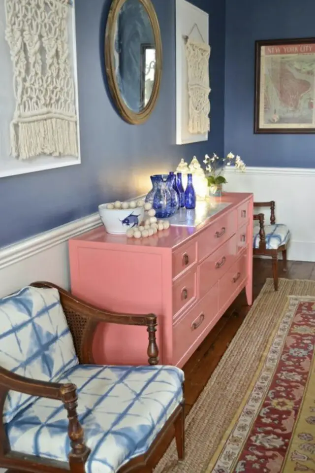 association couleurs déco bleu et corail idée relooking buffet enfilade peinture laquée mur soubassement blanc accessoire décoratif coloré fauteuil 