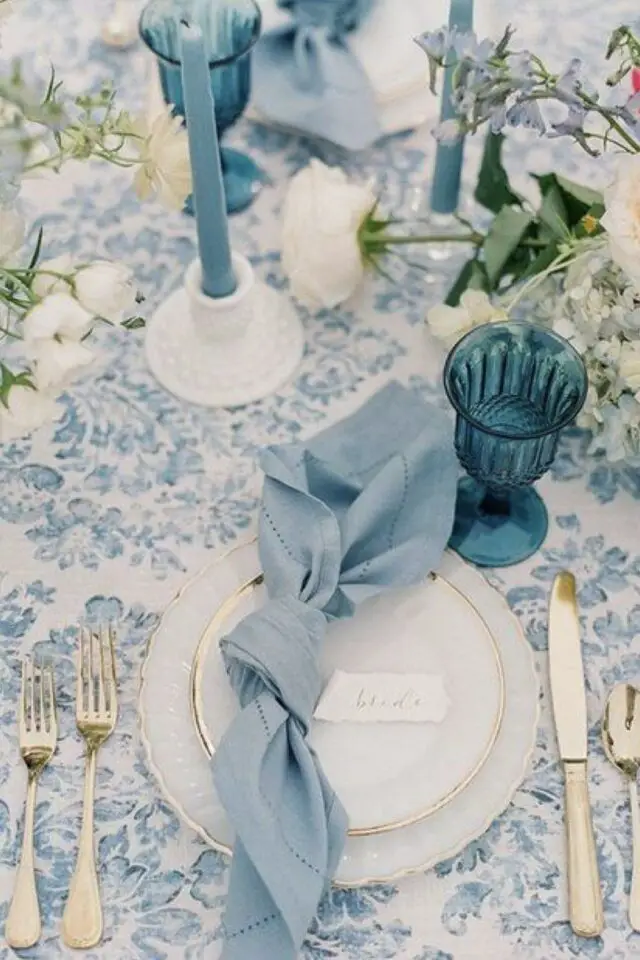 décoration de mariage couleur bleu table romantique nappe design floral bougie chandelle verre à pied coloré fleur blanche 