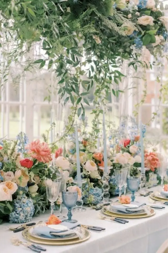 décoration de mariage couleur bleu décor de table élégant et fleuri blanc pastel et corail 