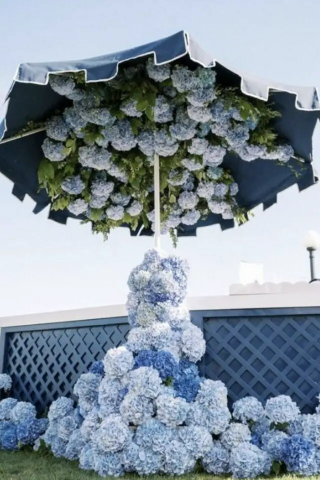 décoration de mariage couleur bleu idée originale extérieur parasol fleurs colorées hortensia 