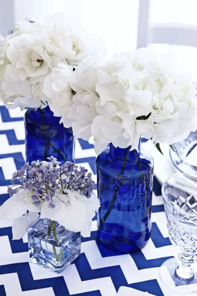 décoration de mariage couleur bleu nuance électrique associé au blanc vase bouteille médicale fleur blanche nappe géométrique 