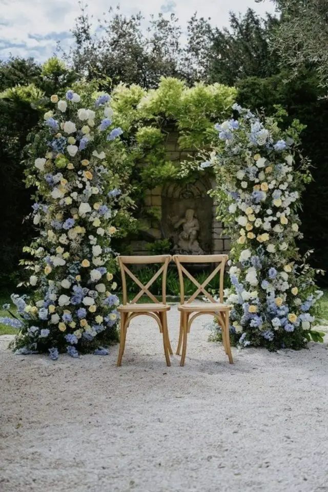 décoration de mariage couleur bleu arche fleurie extérieur chaises en bois vintage 