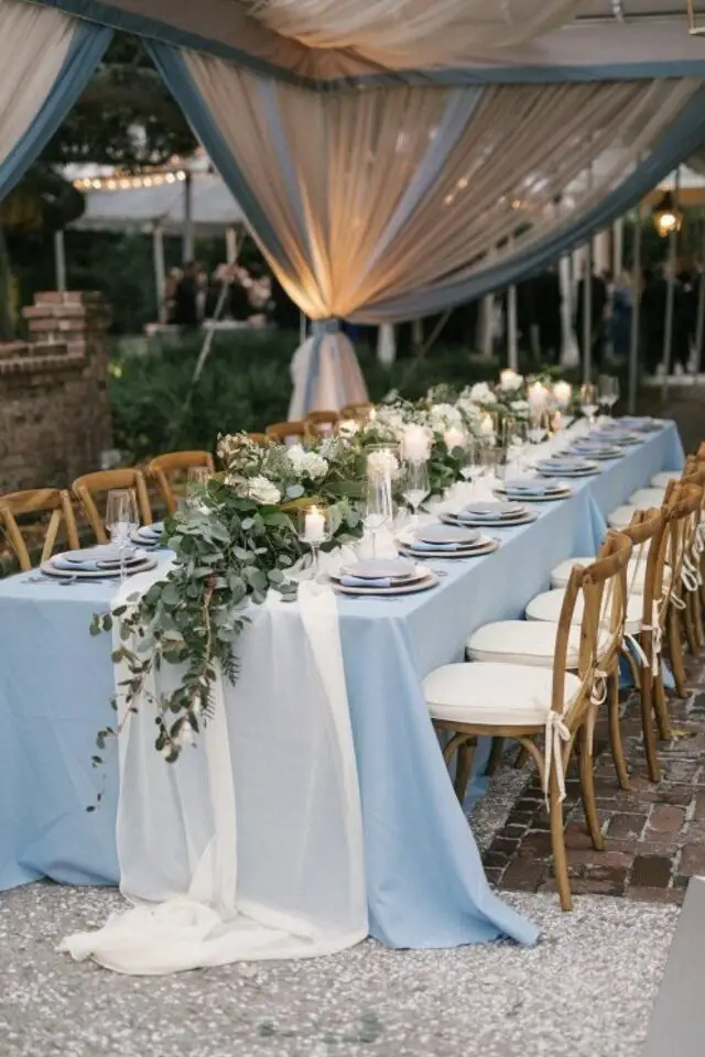 décoration de mariage couleur bleu table nappe chemin de table voilage bougie eucalyptus chaises en bois extérieur sous tonnelle 