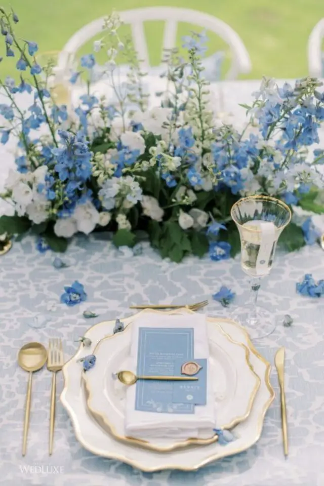 décoration de mariage couleur bleu inspirations blanc pastel doré assiette verre et couvert liseré or petite fleur colorée 