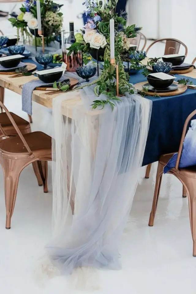 décoration de mariage couleur bleu inspirations table en bois voilage et chemin de table différente nuance bougie blanche vaisselle noire 