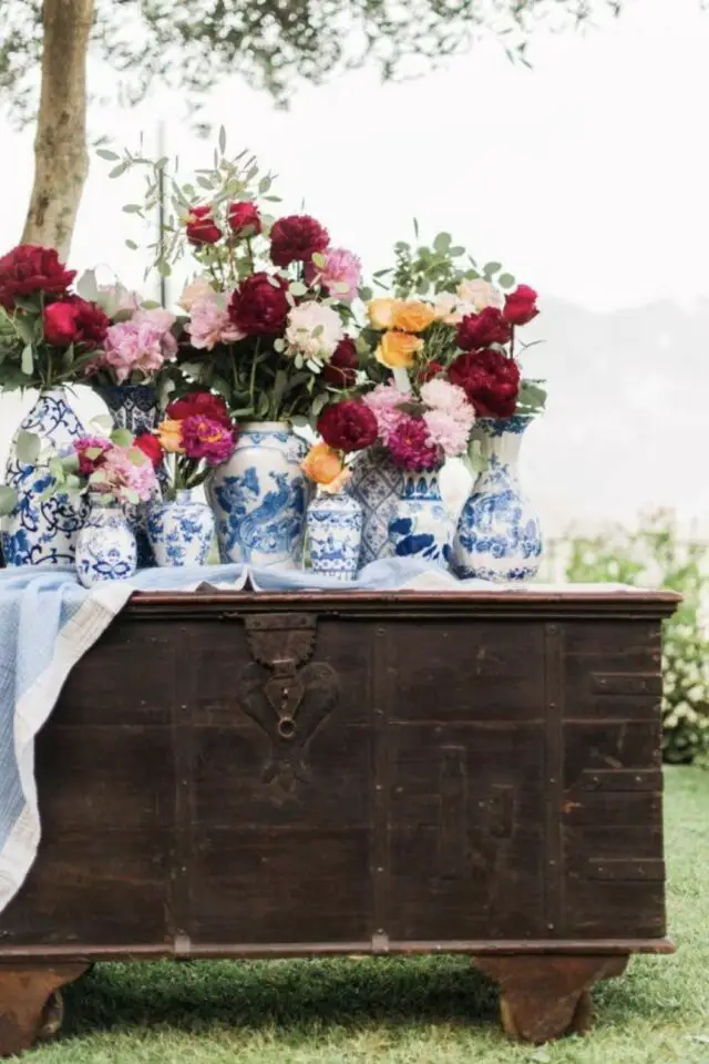 décoration de mariage couleur bleu exemple buffet ancien vase bleu et blanc porcelaine chinoise bouquet rose multicolore 