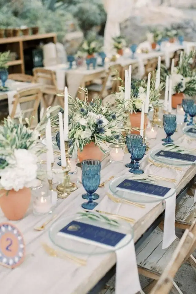 décoration de mariage couleur bleu exemple chandelles blanches vases en terre cuite verre à pied coloré menu bleu marine esprit Méditerranée 