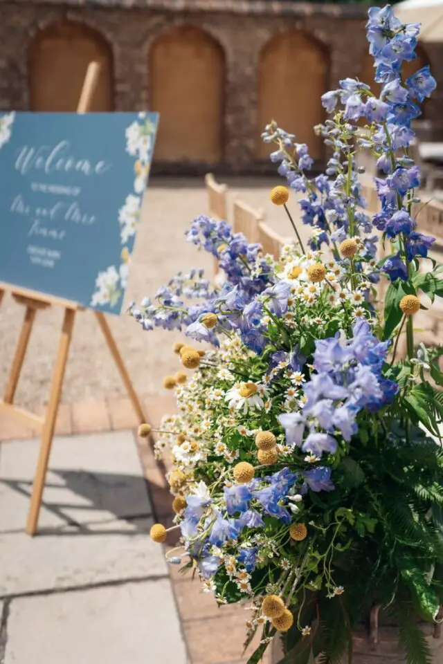 décoration de mariage couleur bleu exemple entrée salle panneau bienvenue chevalet bouquet fleur printemps 