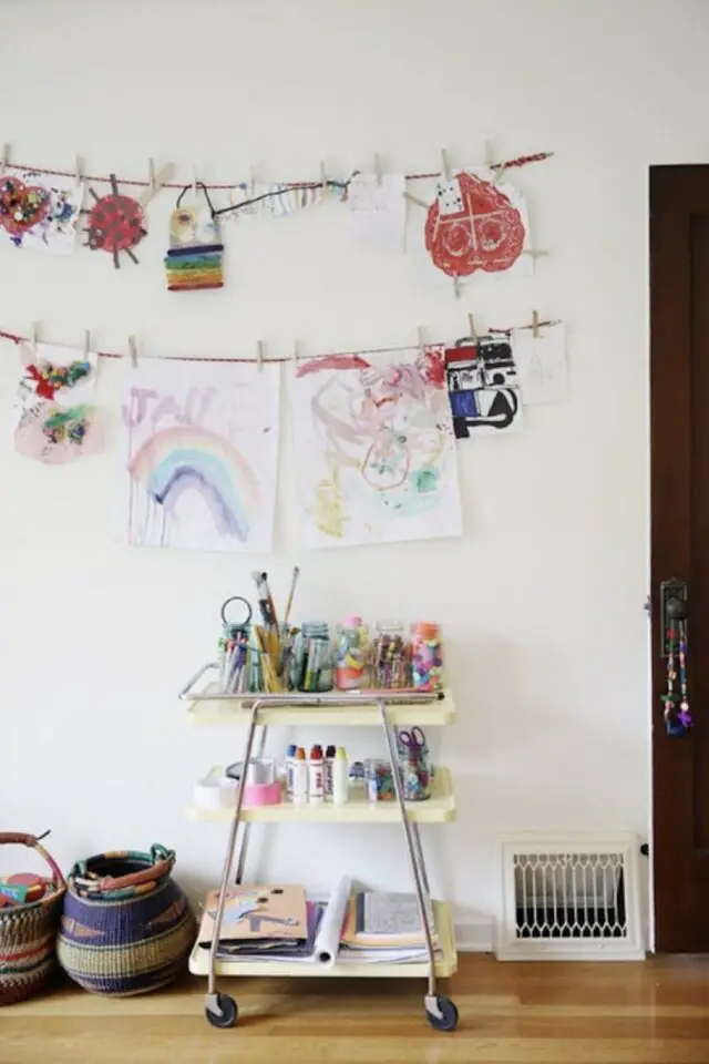 décoration murale exemple dessin d'enfant bureau espace créatif ficelle suspendre feuille avec petite épingles à linge 