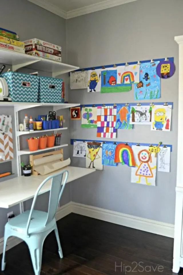 décoration murale exemple dessin d'enfant bureau latte de bois avec pince clips 