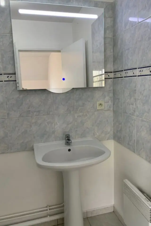 avant après rénovation aménagement studio 23m2 Déc'Auré salle de bain petit espace lavabo vieux carrelage miroir 
