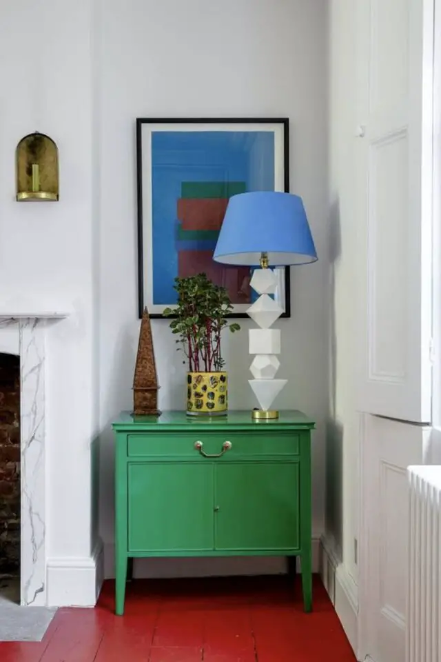 association couleur vert bleu déco salon séjour blanc petit meuble de rangement coloré vert franc et abat-jour tableau bleu 