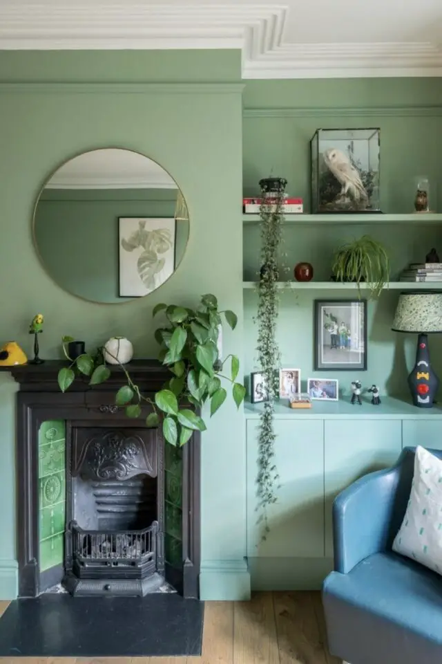 association couleur vert bleu déco salon séjour vert tendre doucher fauteuil en cuir vintage bleu cheminée ancienne moulures plafond 