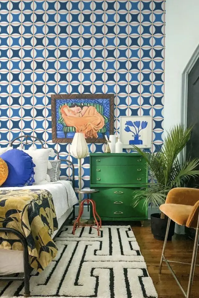association couleur vert bleu déco chambre à coucher papier peint motif géométrique commode vintage vert tapis graphique noir et blanc 