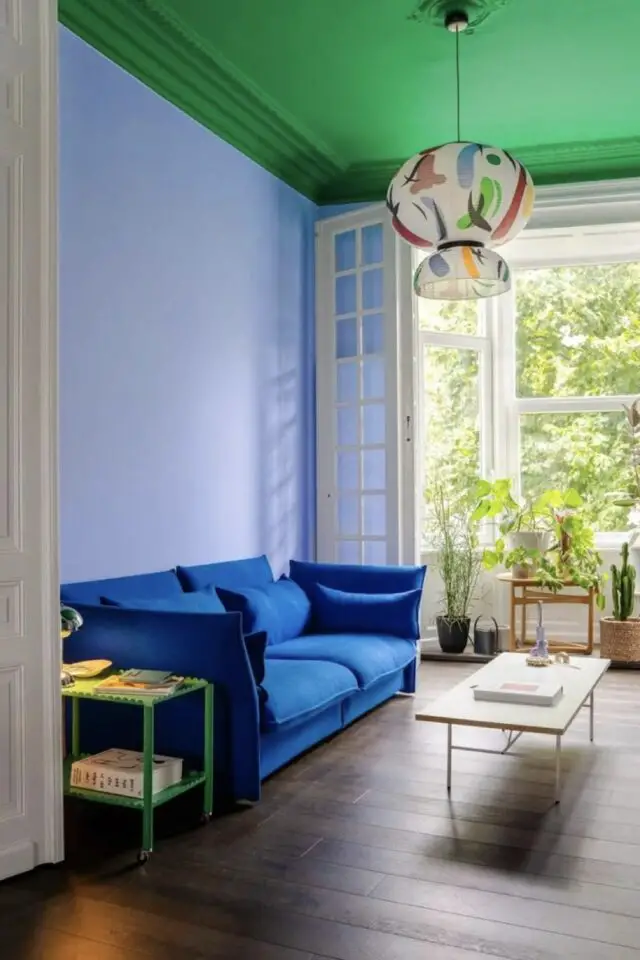 association couleur vert bleu déco salon séjour appartement peinture mur et plafond deux couleurs canapé bleu électrique sol parquet bois sombre 