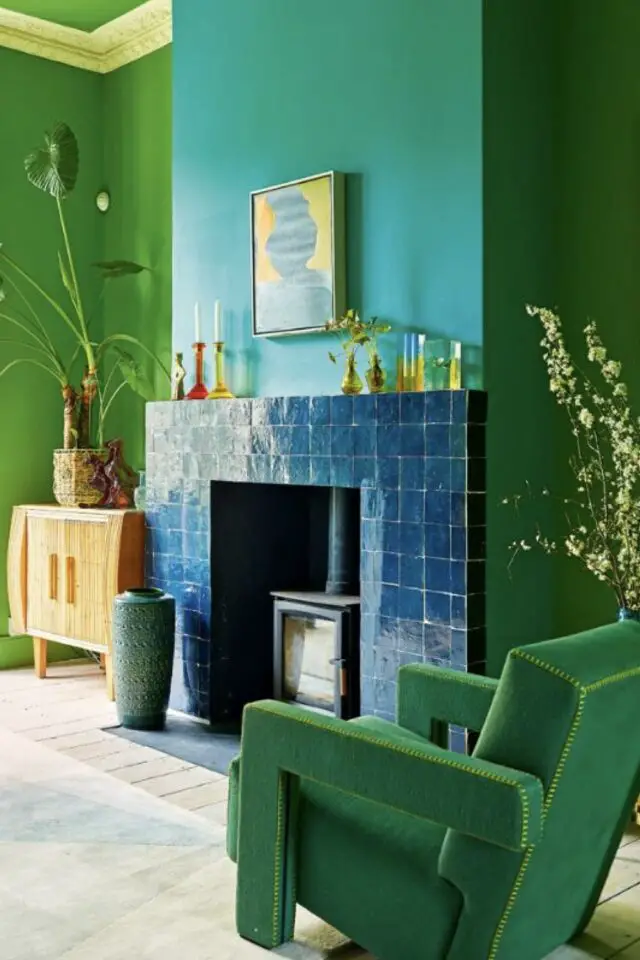 association couleur vert bleu déco salon vintage moderne habillage cheminée carrelage zellige fauteuil velours peinture intérieur color bloc 