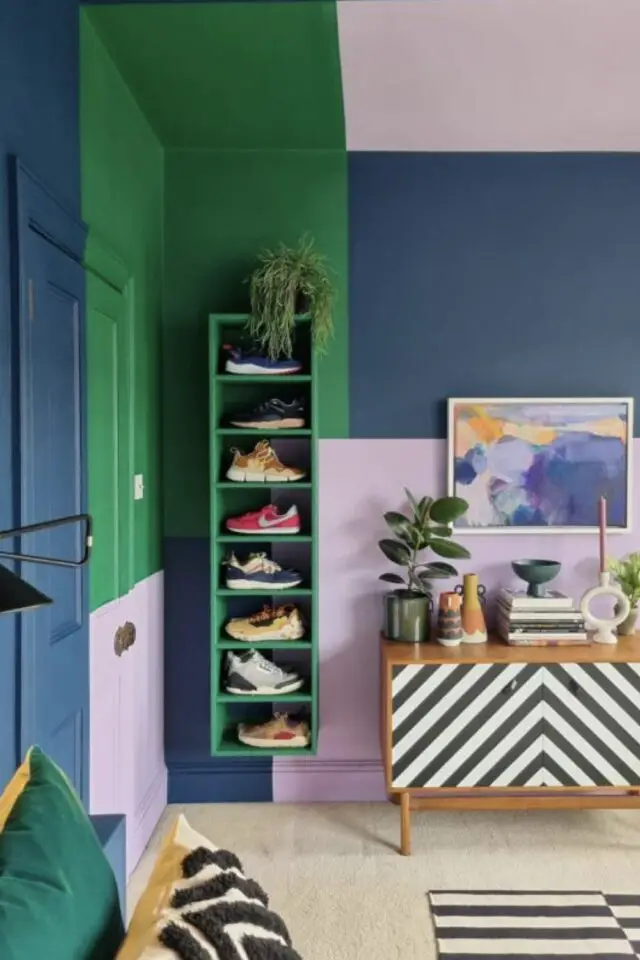 association couleur vert bleu déco color bloc peinture graphique mur meuble à chaussure casier 