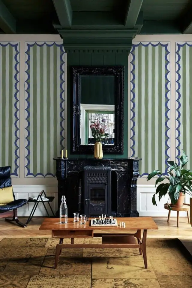 association couleur vert bleu déco décor mural original papier peint peinture mélange de motif cheminée ancienne salon séjour 