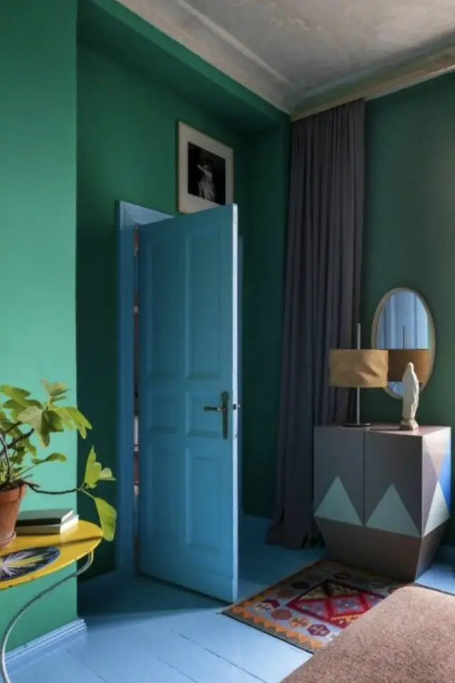 association couleur vert bleu déco peinture mur et boiserie intérieure porte parquet coloré 