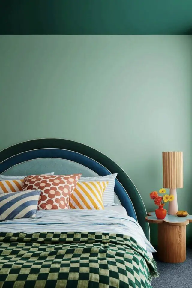 association couleur vert bleu déco chambre adulte ambiance douce et moderne tête de lit coloré peinture unie atmosphère moderne 