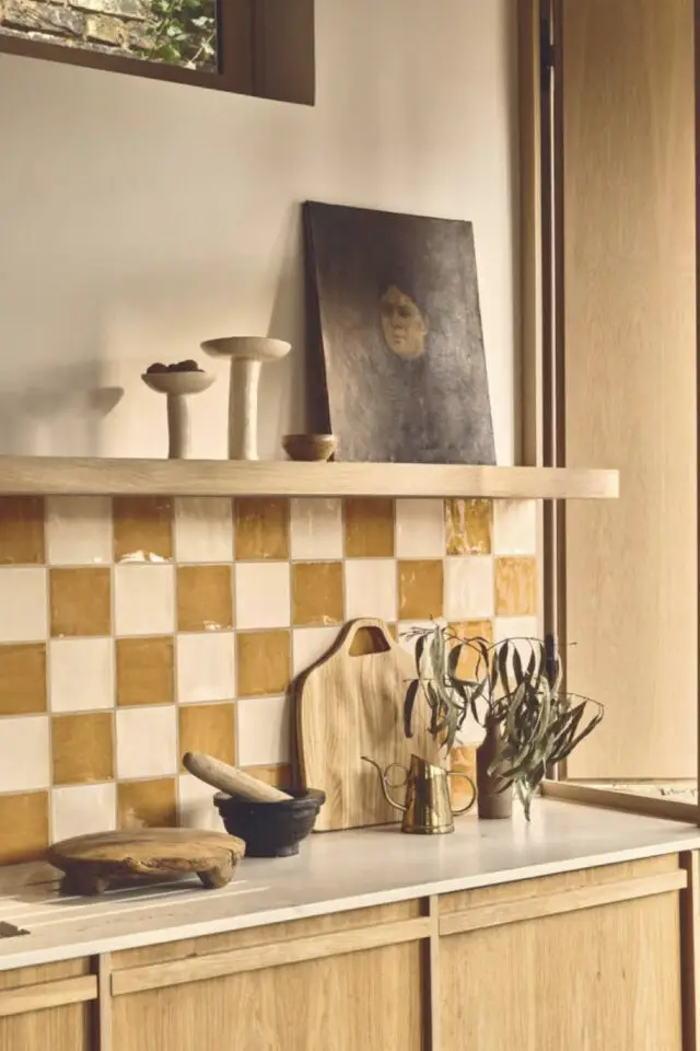 crédence cuisine moderne carrelage damier deux couleur ambiance rétro actuel 