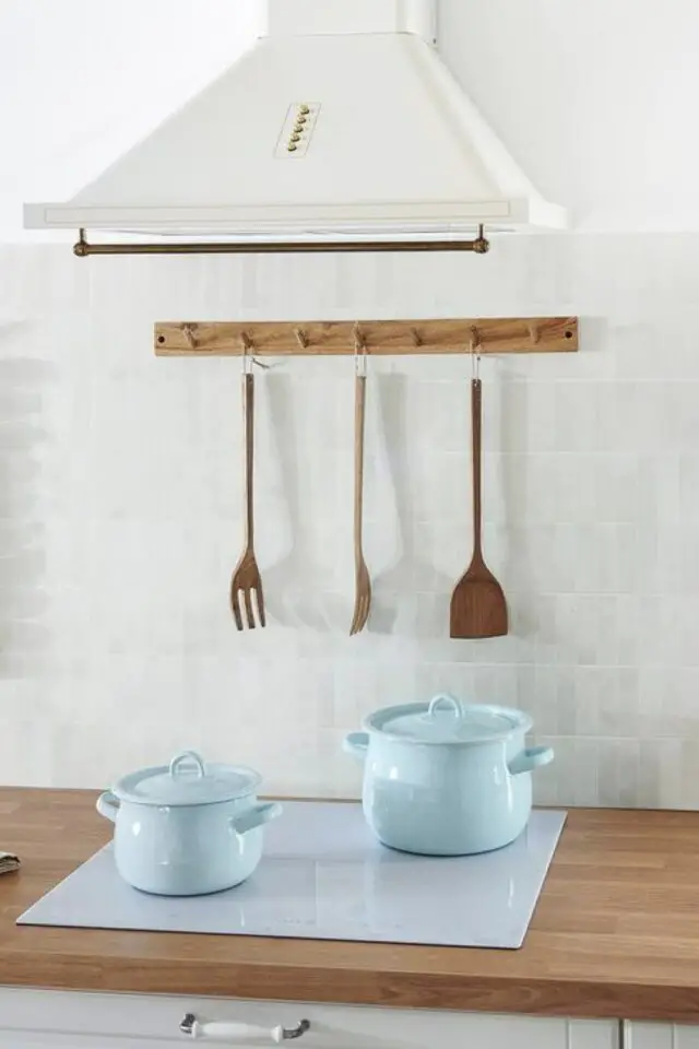 crédence cuisine moderne carrelage clair et lumineux petit format simple plan de travail en bois 