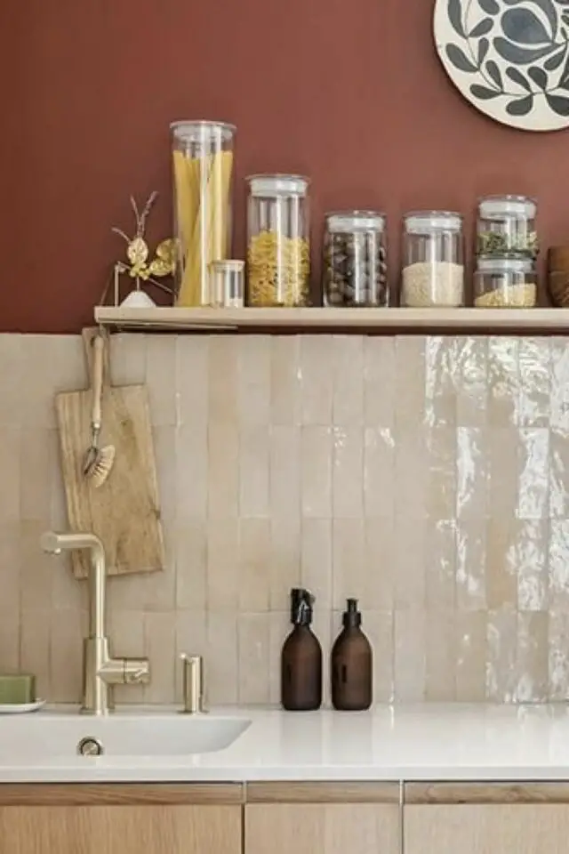 crédence cuisine moderne zellige beige verticaux associé peinture brun terracotta meuble en bois 