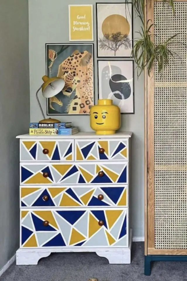 déco petit budget chambre enfant commode relookée couleur gris bleu jaune motif géométrique chambre garçon 