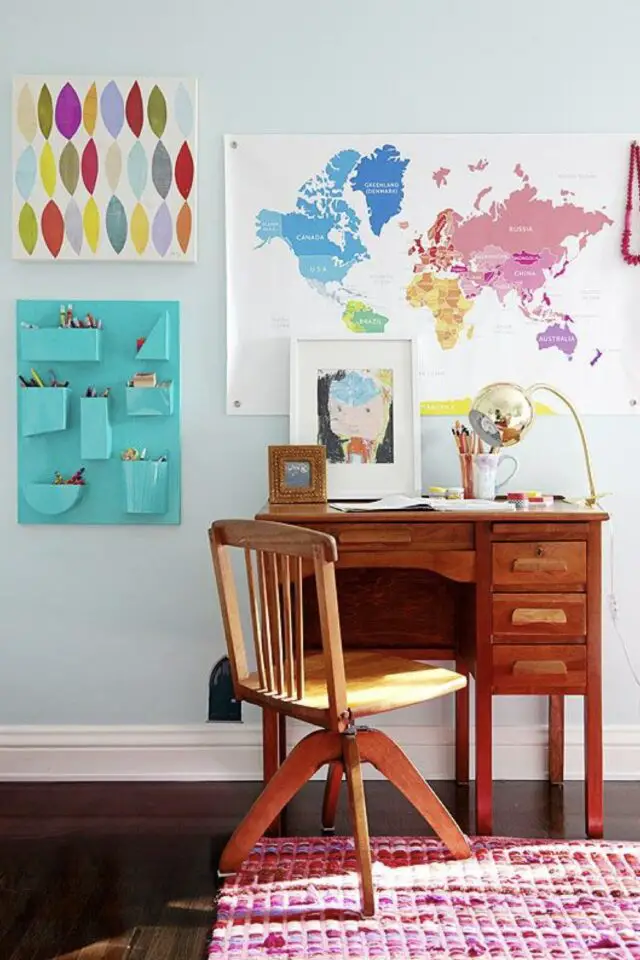 déco petit budget chambre enfant ancien mobilier d'école chiné en brocante carte du monde éléments éducatifs coin bureau devoirs 