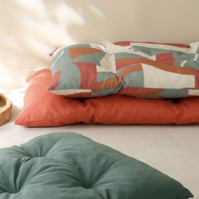 Long coussin de sol imprimé "géométrique"