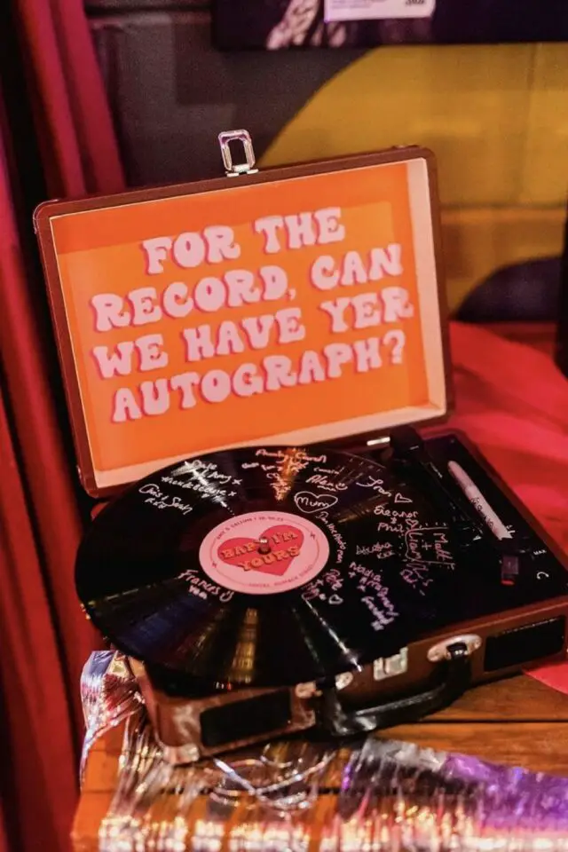 décoration mariage couleur orange inspiration livre d'or platine vinyle idée originale union funky inspirée des années 70