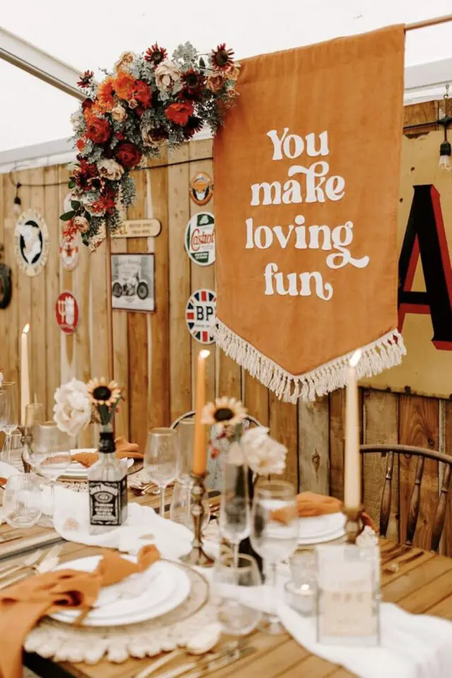 décoration mariage couleur orange inspiration bohème tenture imprimée message amour idée sympa et moderne salle de réception 