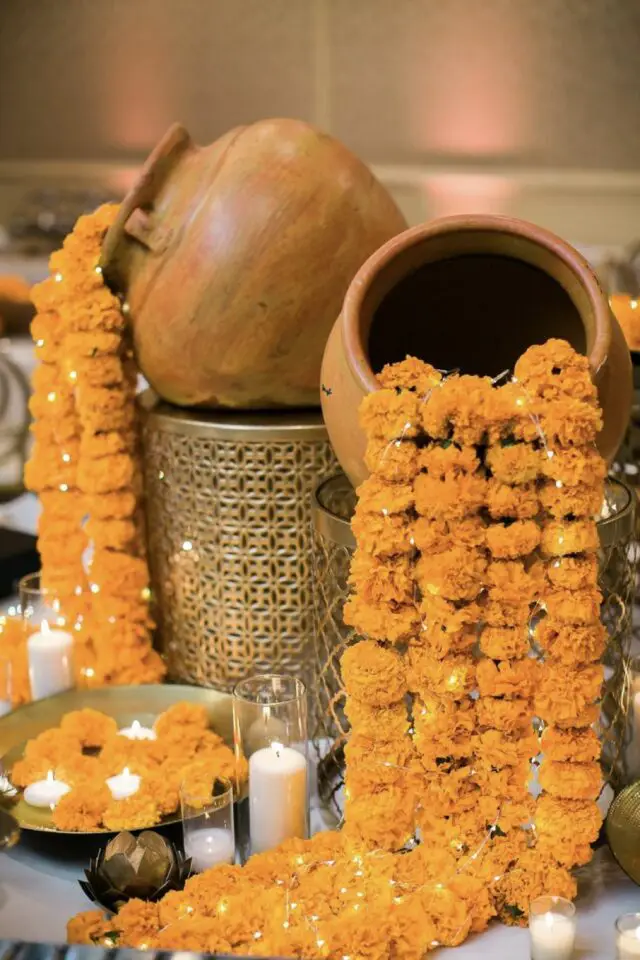 décoration mariage couleur orange inspiration indienne fleur oeillet d'inde marigold urne tabouret métal doré évasion voyage 