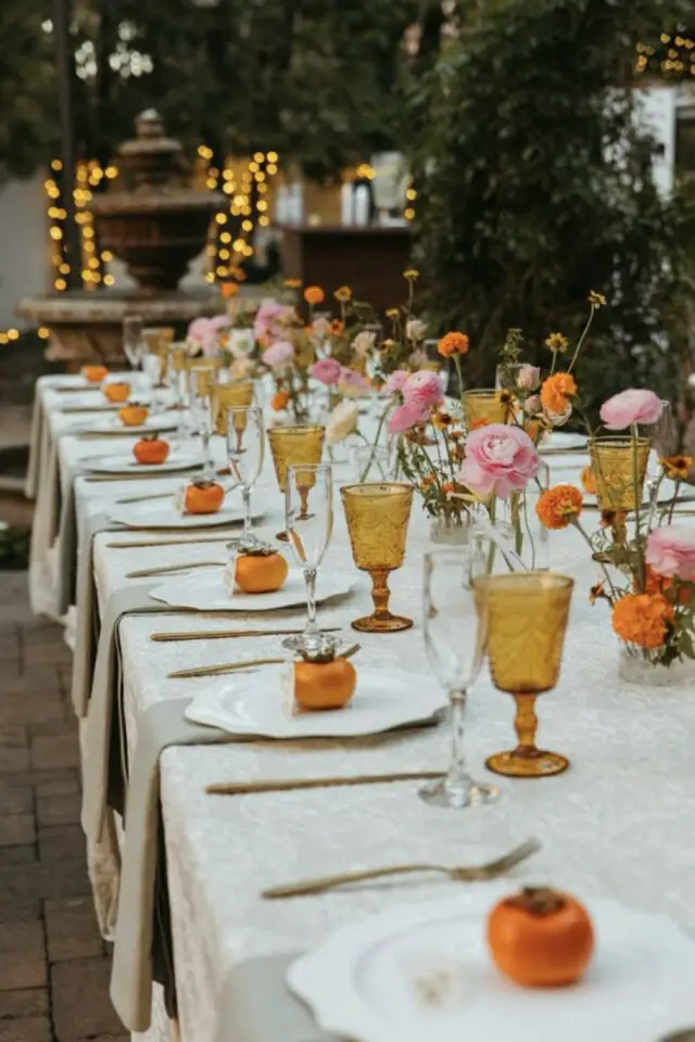 décoration mariage couleur orange idées simple et minimaliste fleur rose fruit exotique assiette verre coloré fumé 