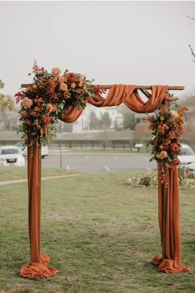 décoration mariage couleur orange idées arche élégante en bois tissus coloré composition florale romantique et simple 