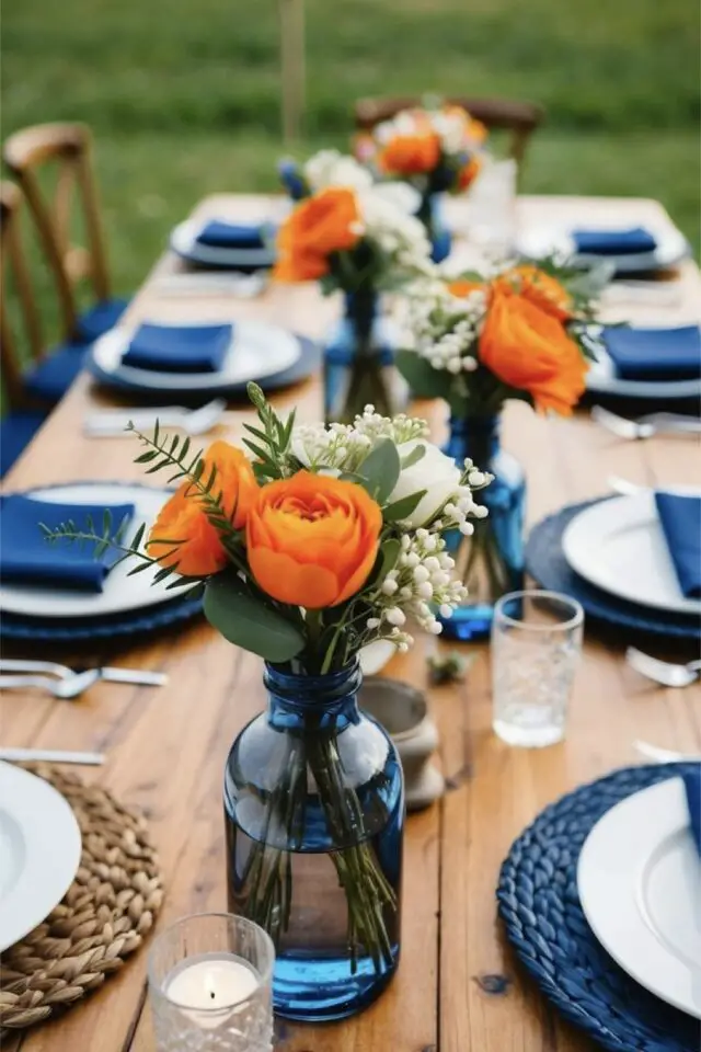 décoration mariage couleur orange exemple associé avec du bleu et du blanc simple et chic petit bouquet de fleurs décor de table facile à copier 