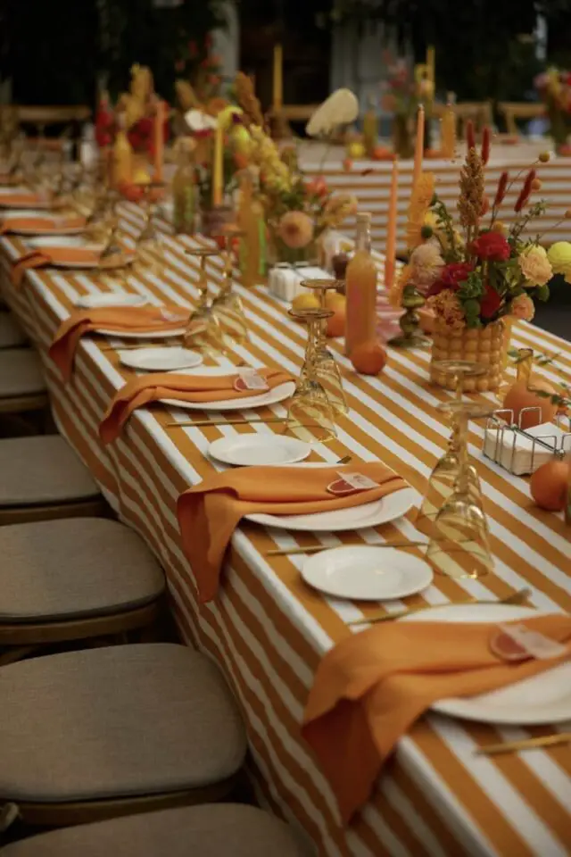 décoration mariage couleur orange exemple nappe rayée esprit estival agrume petit bouquet de fleurs pliage serviette simple 