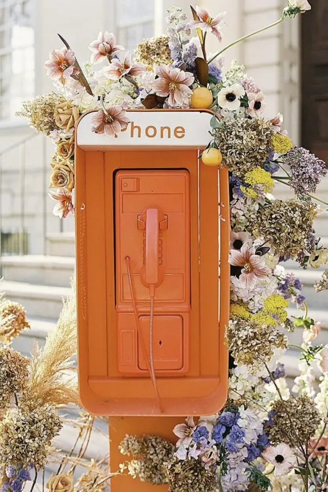 décoration mariage couleur orange photo-booth original cabine téléphone vintage fleur idée à copier 