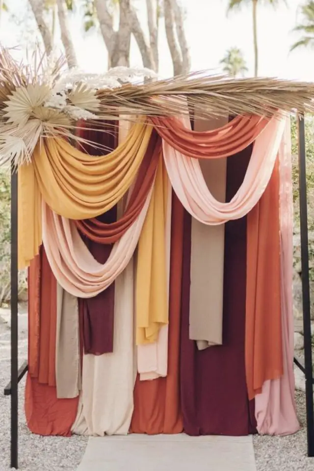 décoration mariage couleur orange photobooth idée facile à copier textiles de différentes couleurs plantes séchées esprit boho 