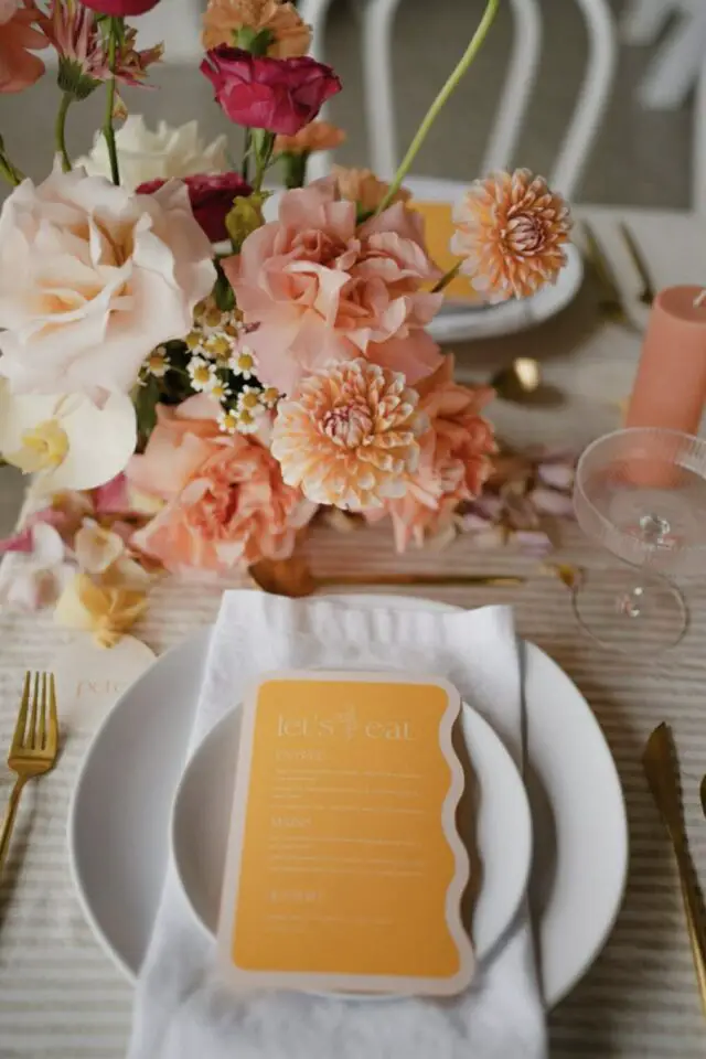 décoration mariage couleur orange menue original bouquet de fleur colorée décor de table élégant 